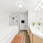 Stylish 2Br With Marina Views & Pool