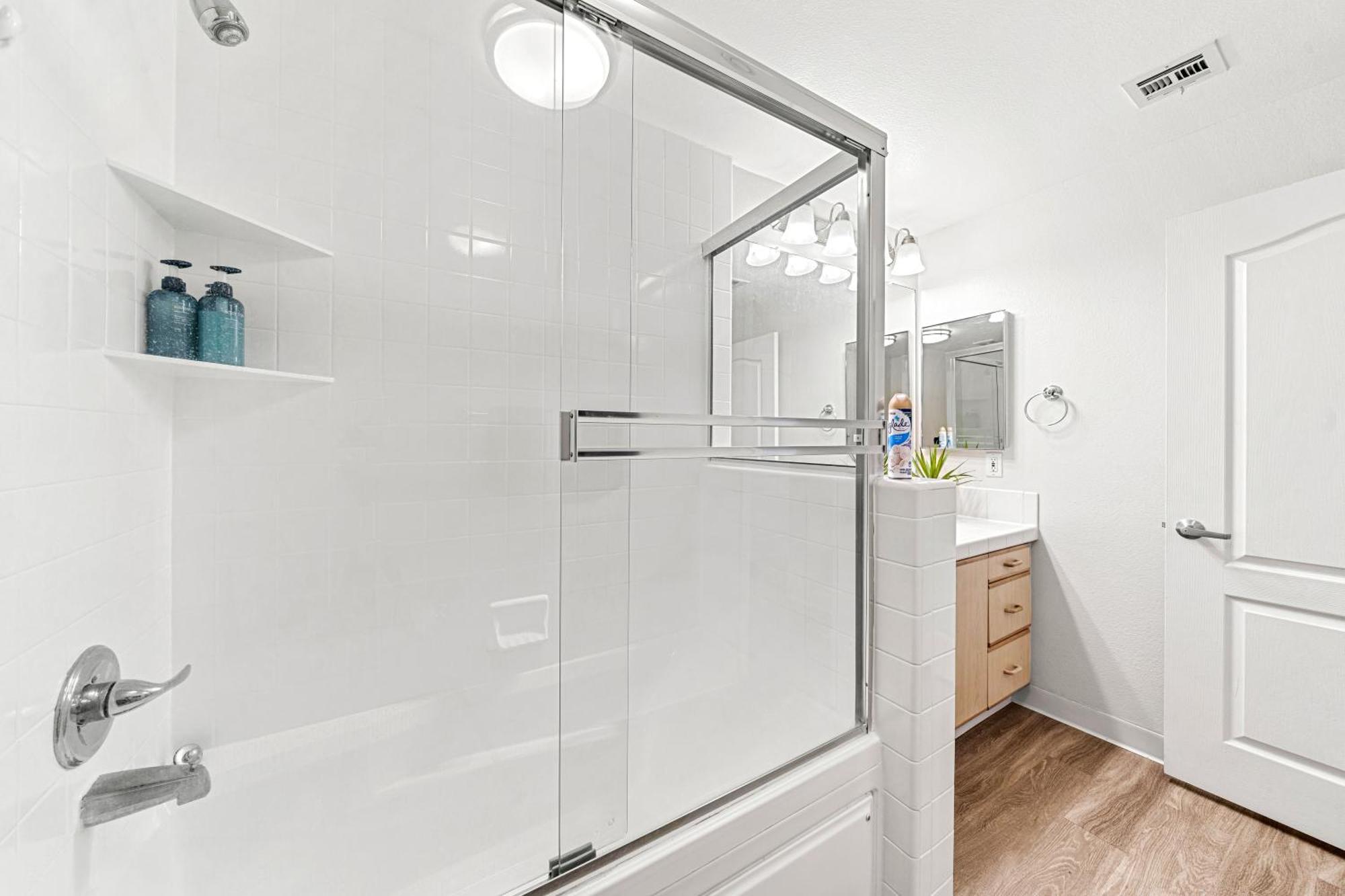 Stylish 2br With Marina Views & Pool Apartment *