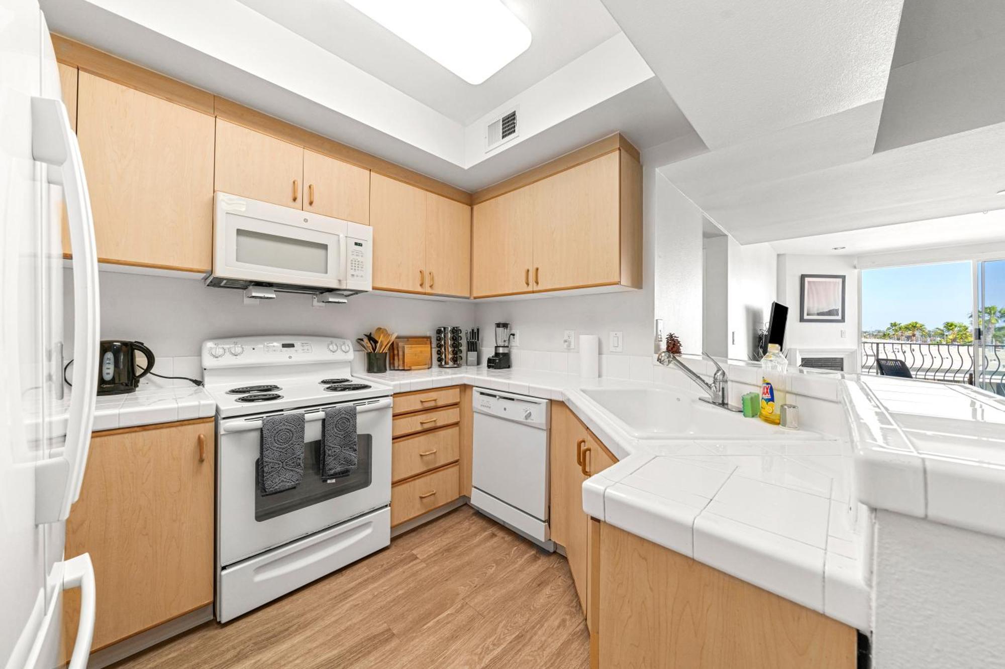 Stylish 2br With Marina Views & Pool Los Angeles