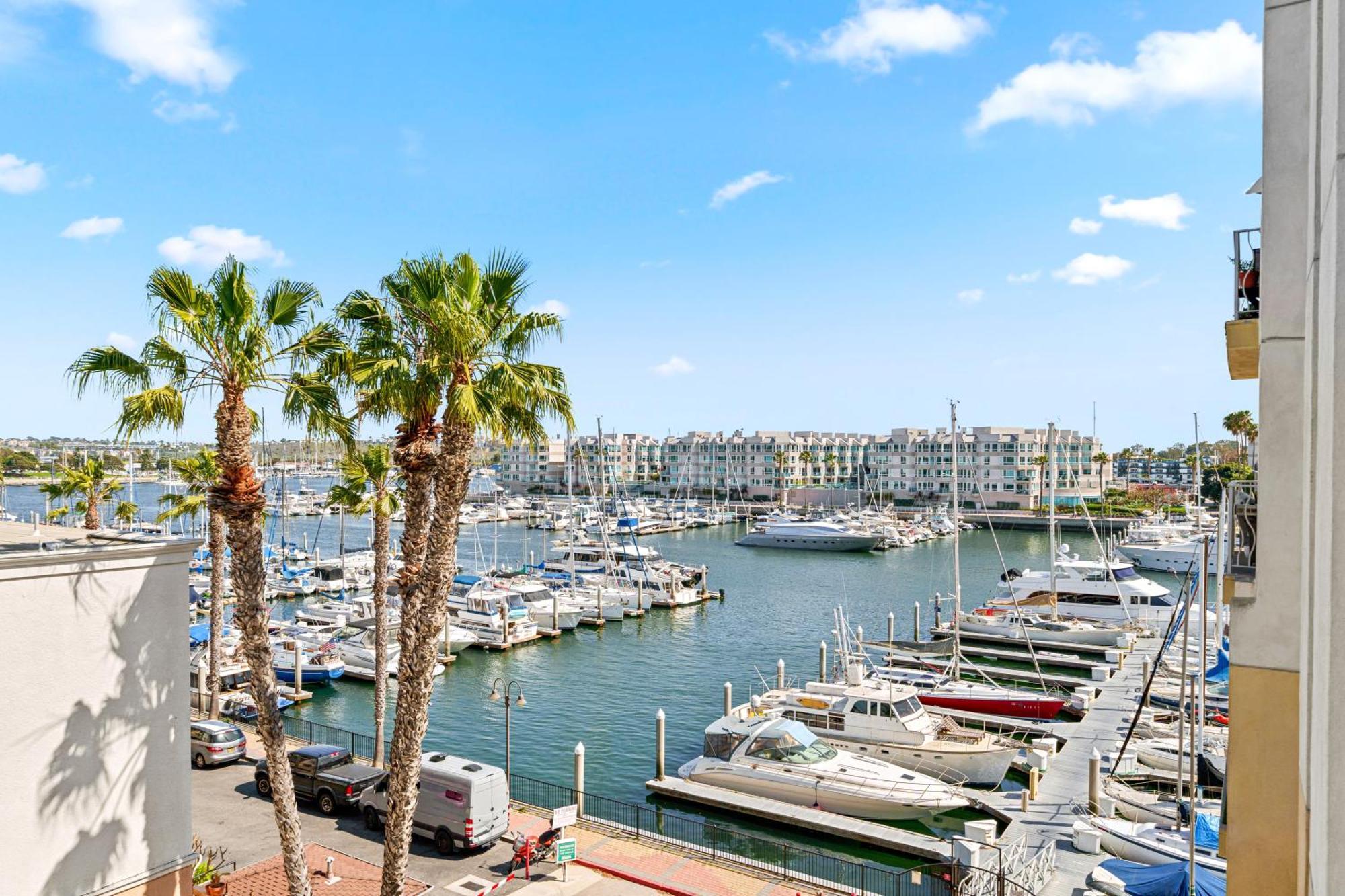 Stylish 2br With Marina Views & Pool Apartment *