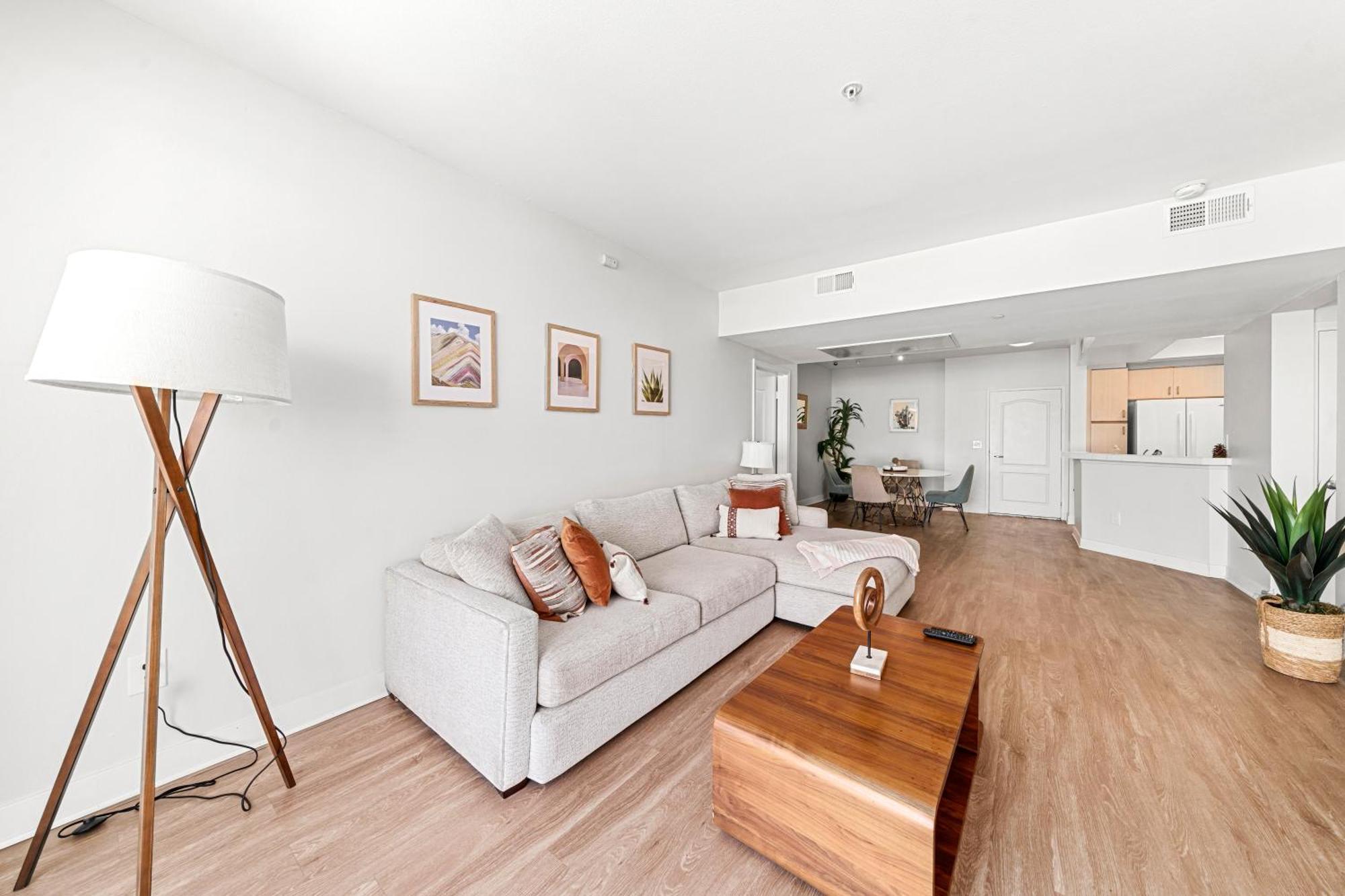 Stylish 2br With Marina Views & Pool Apartment *