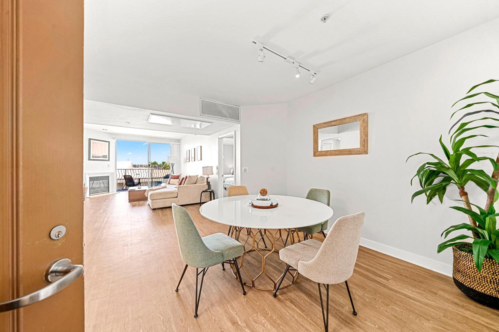 Stylish 2br With Marina Views & Pool Apartment