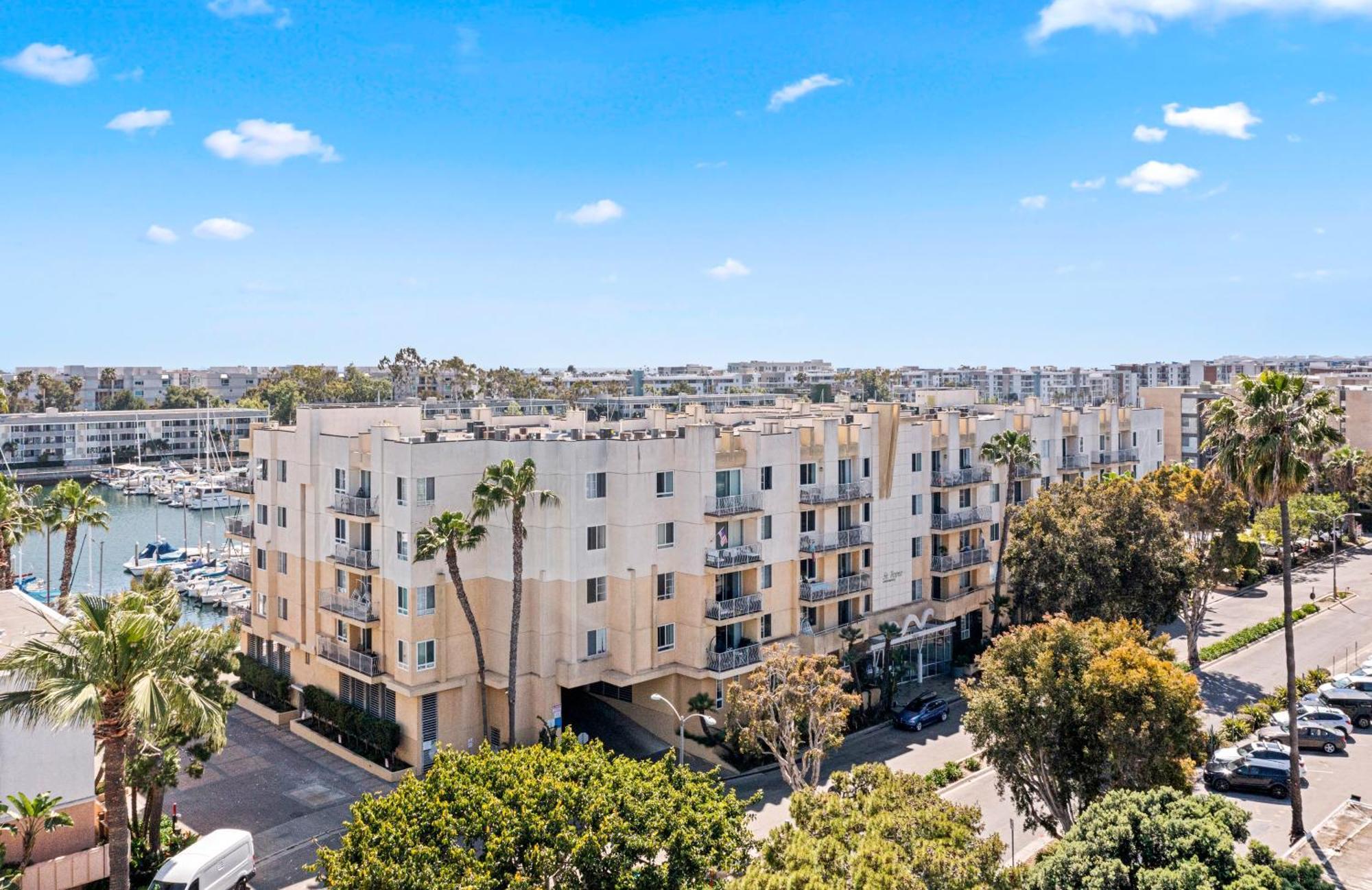 Stylish 2br With Marina Views & Pool Apartment